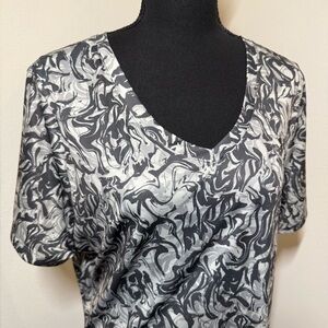 Under Armor Women’s 1X Black, Gray, White Print Shirt